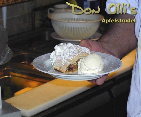 Porción de Apfelstrudel alemán servida con crema batida y helado de vainilla