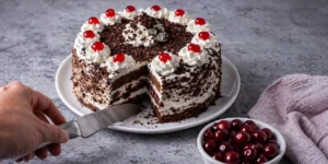 torta selva negra facil con crema chocolate y cerezas